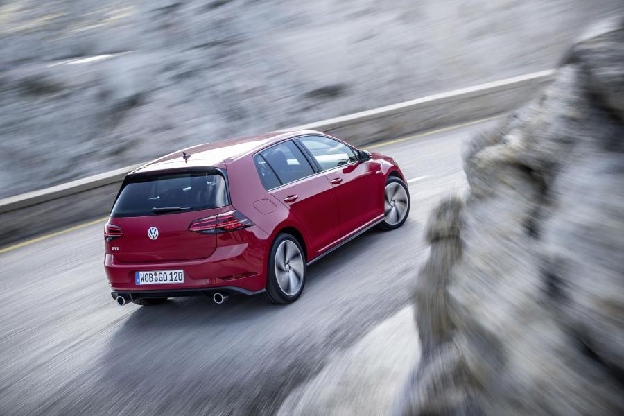  Volkswagen Golf GTI 5-Door 2017 года  (WW) (фото 8 из 19)
